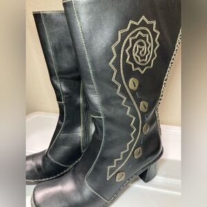 Tsonga Elegant Black Leather Heeled Boots with Decorative Stitching